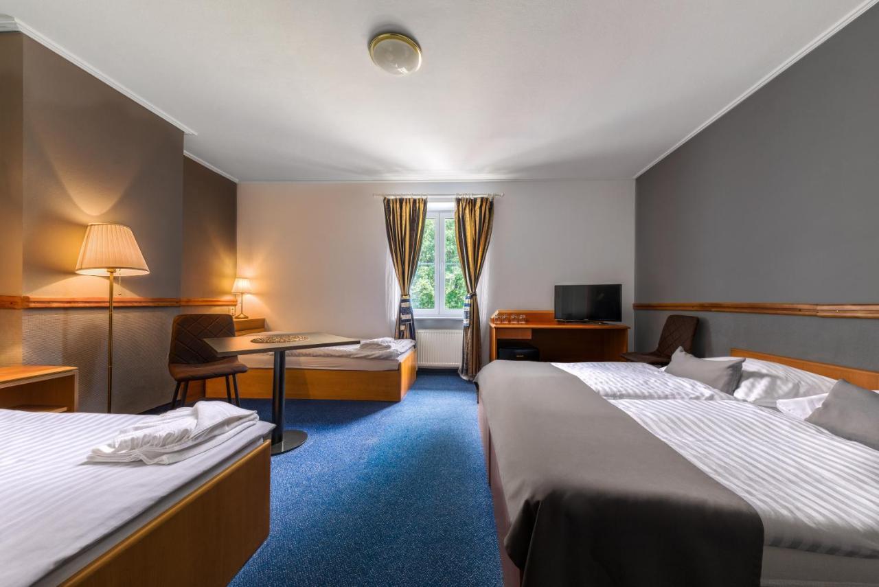 Prague Hotel Carl Inn Restaurant & Free Parking מראה חיצוני תמונה